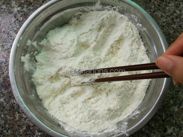 再用筷子左右上下拌成棉絮状，中途可适量加温水进去；