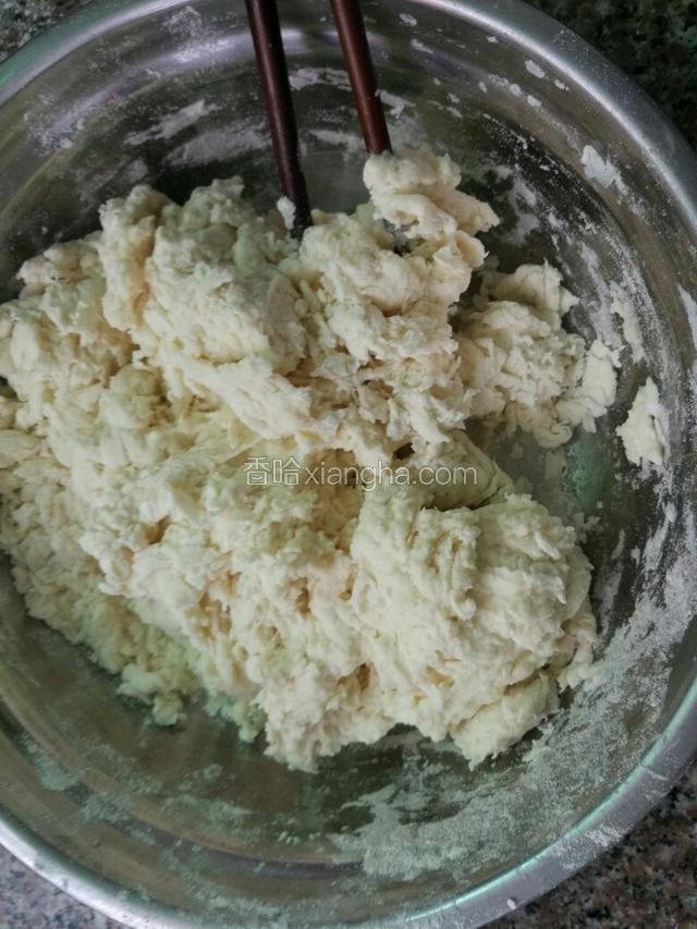 拌到盆里剩少许干粉就用手揉成面团（如果不小心多加了一些水面稀就得加入一些面粉进去）