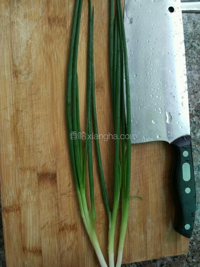 葱去葱头，切成葱花；