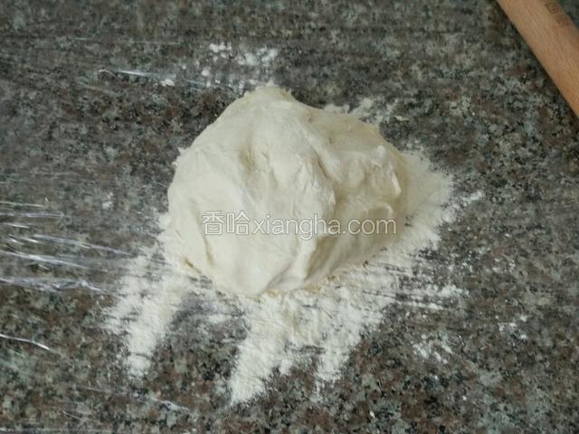 半小时后醒好的面团非常柔软，拿出来再洒些干粉防粘揉匀；