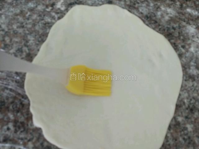 再把小面团擀薄片刷上少许油；