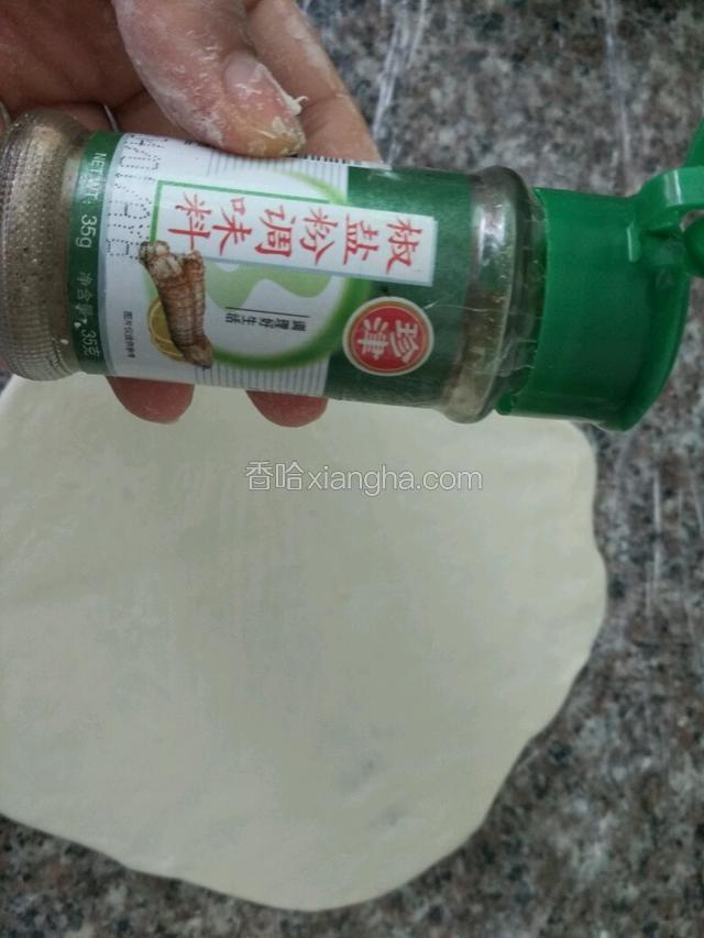 再均匀的洒上椒盐（没有椒盐可以用盐代替，盐可以在刚开始揉面时放入一起揉进去到这步时还可以洒胡椒粉，五香粉，等等）
