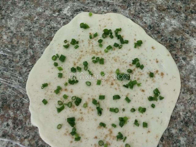 再均匀的洒上葱花；