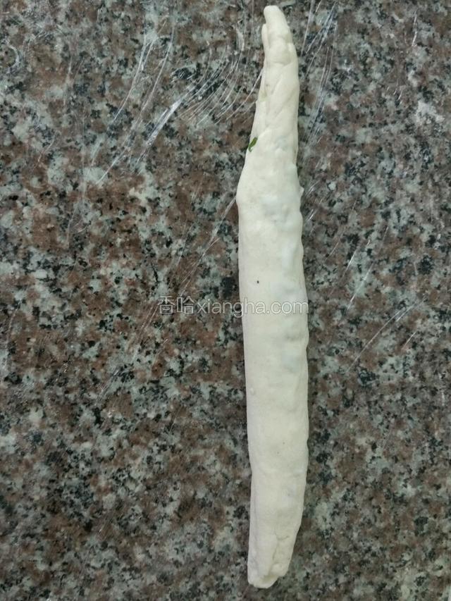 卷好后再把面团搓长一点，如果有点粘可以洒少许干面粉防粘；