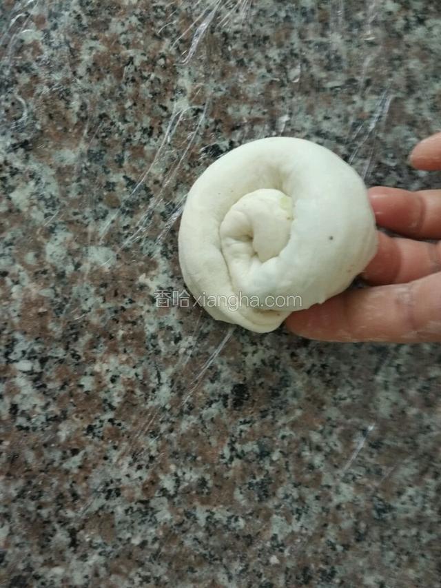 再绕成一个圈，面头压在下面；