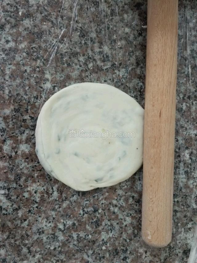 再用手掌压扁一下，用擀面杖稍微滚动一下就成一个饼了，放旁边醒着继续做第二个饼，依锅的大小做几个能放下就可以开始煎饼了；
