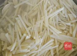 芹菜炒土豆丝的做法图解1