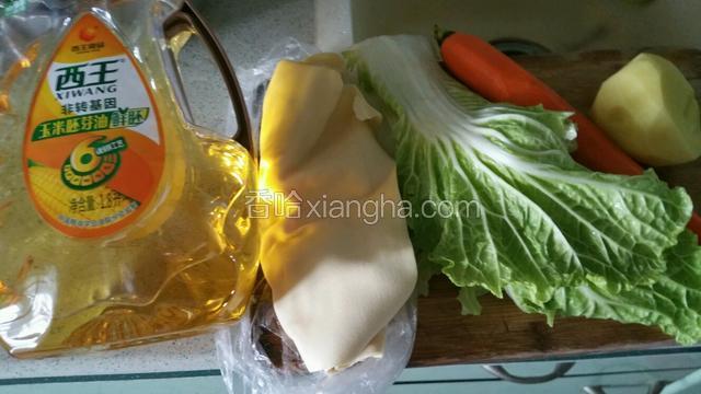 准备好玉米胚芽油和食材