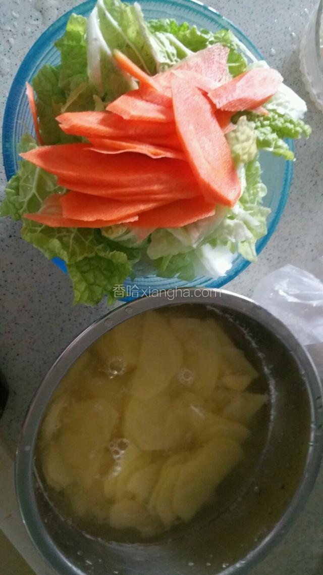 土豆切片用水浸泡，白菜，胡萝卜切薄片
