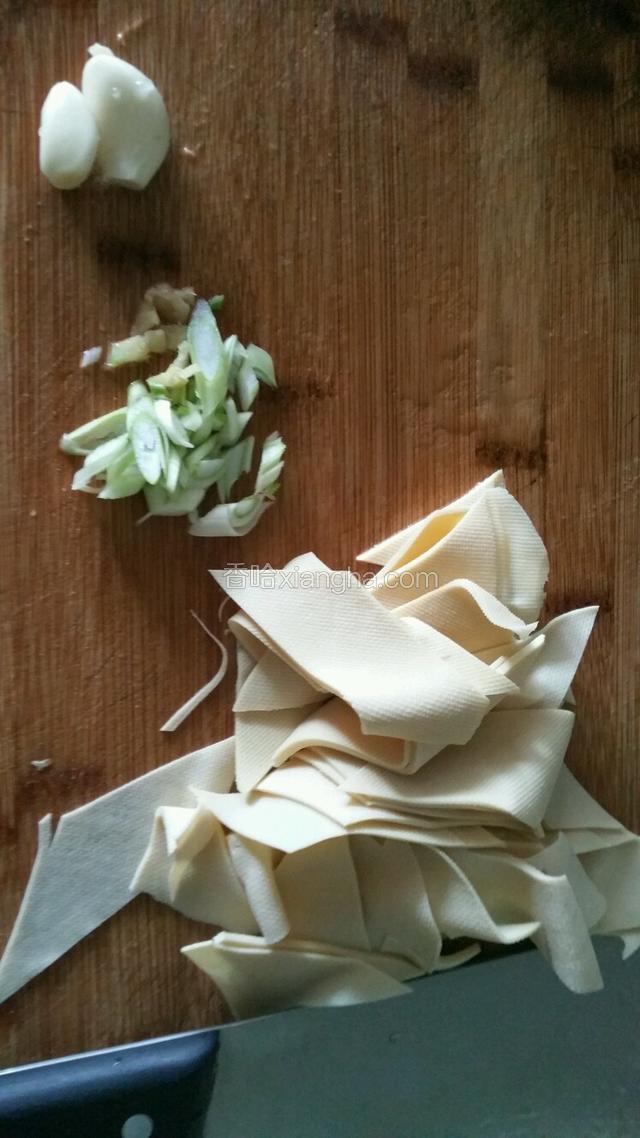 干豆腐切片，葱姜蒜切末