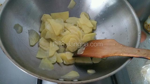 下入土豆片炒至断生