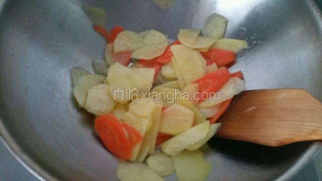 加入胡萝卜片炒匀