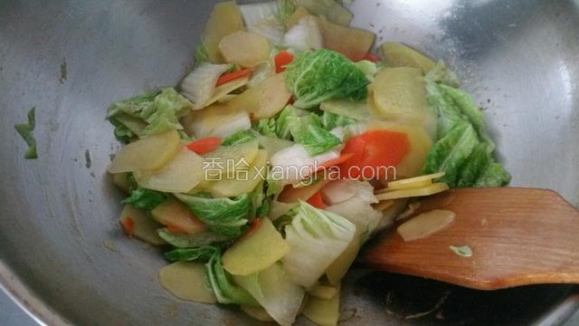 加入白菜片翻炒匀，加入葱姜末，十三香，蚝油，生抽调味，加入少许水