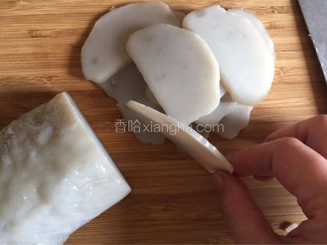 把灌肠切成一边宽一边低的5毫米左右薄厚均可的片，就是厚的好煎一些。