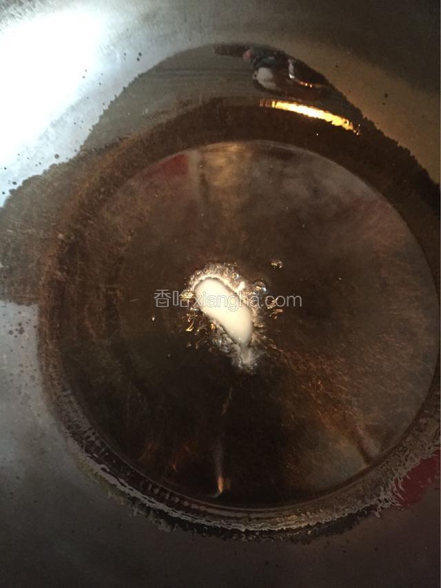 热锅凉油，待6成热时先放入小块灌肠试试温度，吱吱儿响就好了。