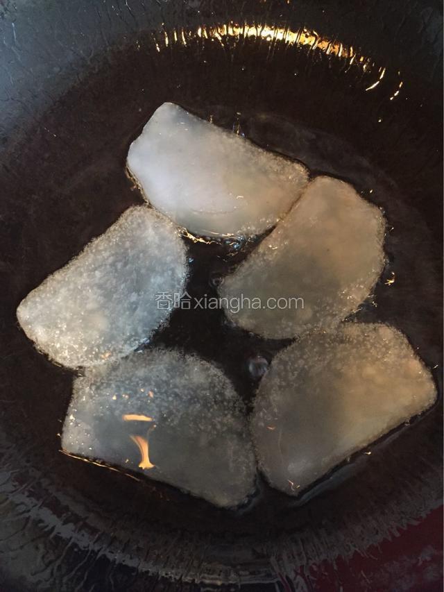 放入灌肠后，调成中偏低点火，一次不要炸太多，怕粘连。如果粘住了，两只手各拿一支筷子把它掰开，等不透明了翻另一面再煎。
