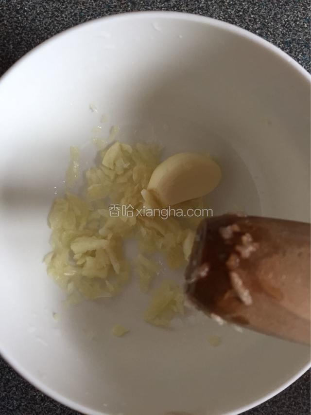 把大蒜放碗里，用擀面杖捣成大小米粒大小的就可以。