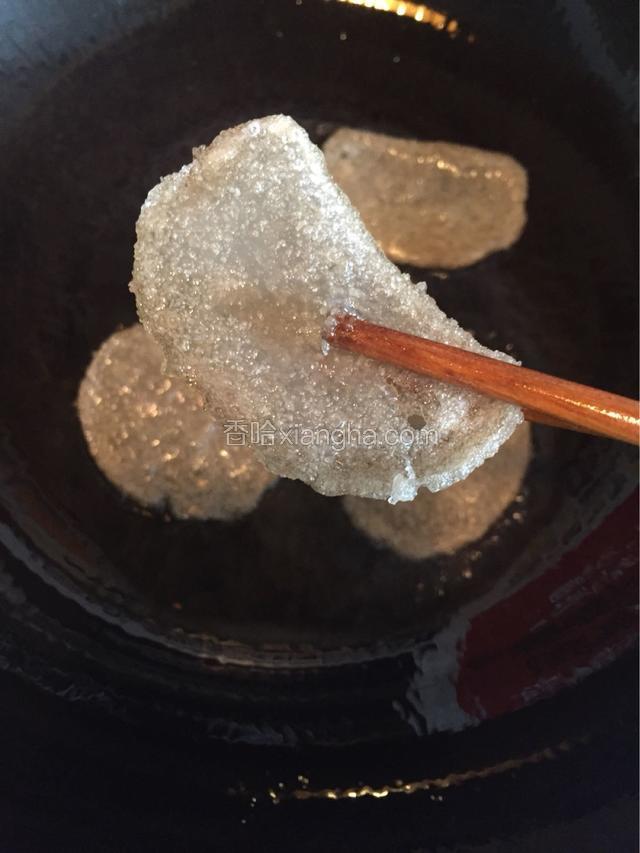 这样的时候应该差不多了，煎老了就很硬。