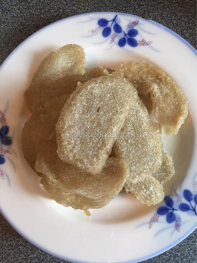 把煎好的灌肠放在一个没有水的碗里，控一下油。