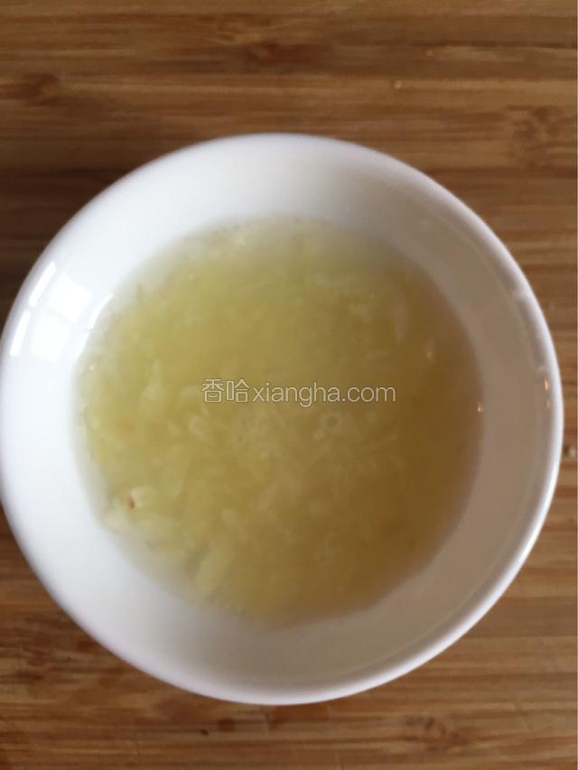 这个时候可以调蒜汁了。取一个小碟，放入刚才捣好的蒜泥，兑一点凉白开放入一点盐，蒜汁做好了。炸灌肠趁热好吃。