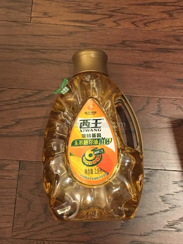 准备西王玉米胚芽油和调味料。