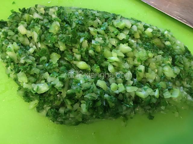 沥干水分的青菜剁成末。