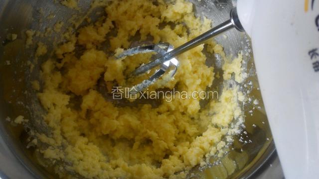 用电动打蛋器打发，直到颜色变浅，体积蓬松