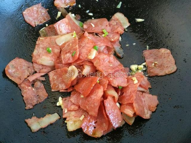 炒出香味再放培根肉。