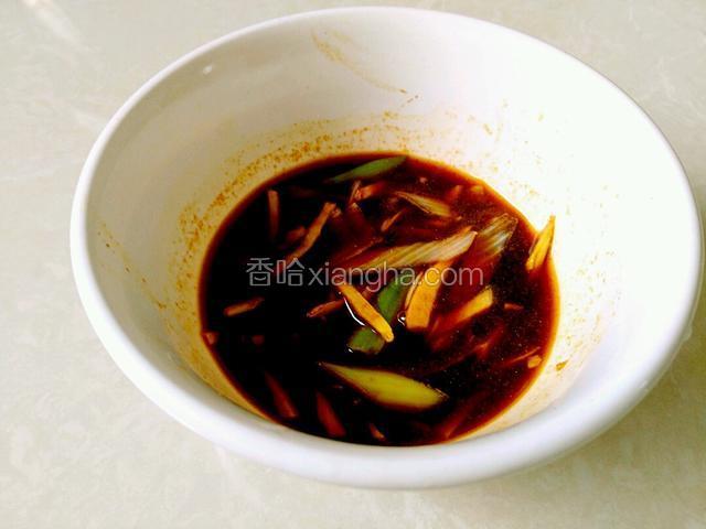 调入老抽，料酒，香油，奥尔良腌料，盐，葱，姜，蒜放碗里调匀。