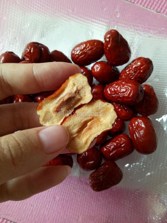 将红枣对半切开，去核