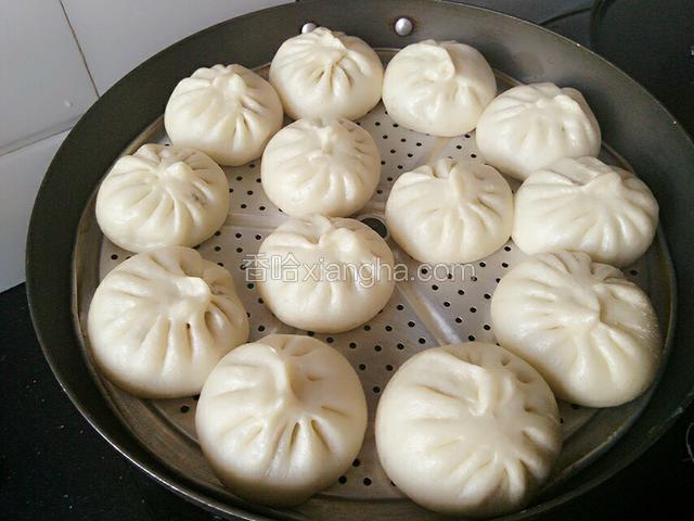 大火烧开后再蒸10分钟，关火等3～5分钟再开锅（防止温度突降包子遇冷回缩）。