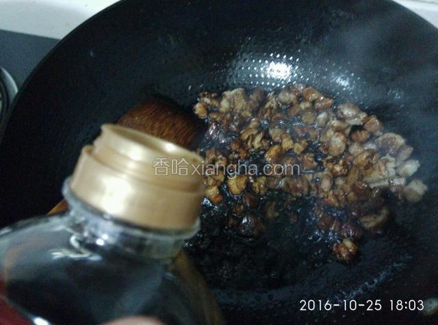 放入羊肉翻炒，颜色变白后，加入白糖、孜然粉、少量老抽（我倒的有点猛了），适量生抽翻炒几下上色。