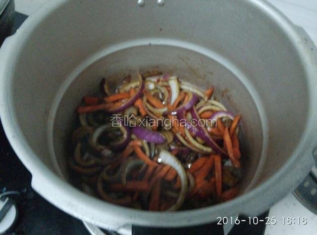 换高压锅或压力锅，把炒好的肉菜倒入。