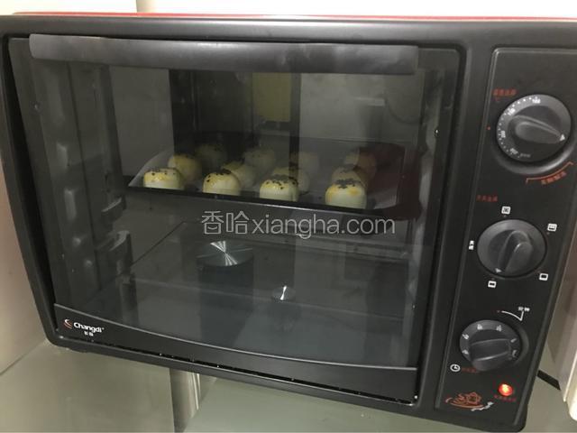 烤箱预热，190度25分钟，观察上色。