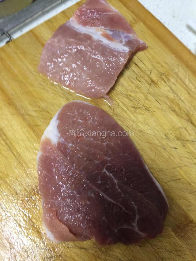 瘦猪肉买回来洗干净切片冻一下更好切.或者让人家切好.不要太厚.和猪排差不多厚度