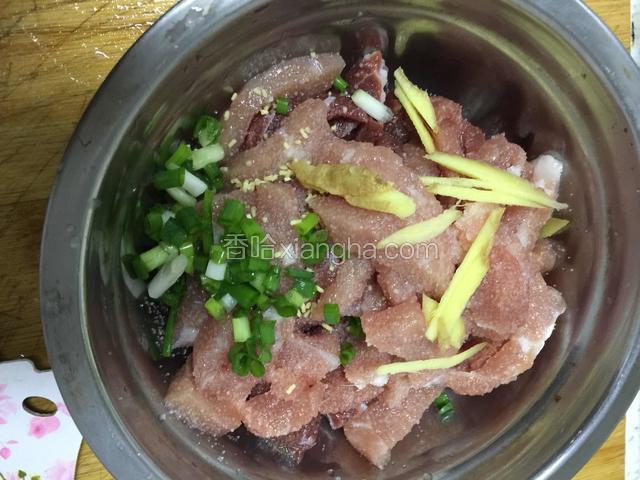 姜葱鸡精.盐.搅拌均匀静止15分钟左右.更入味一点