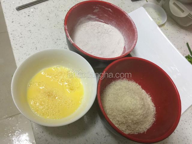 准备.一个鸡蛋.淀粉和面包糠.鸡蛋搅匀即可