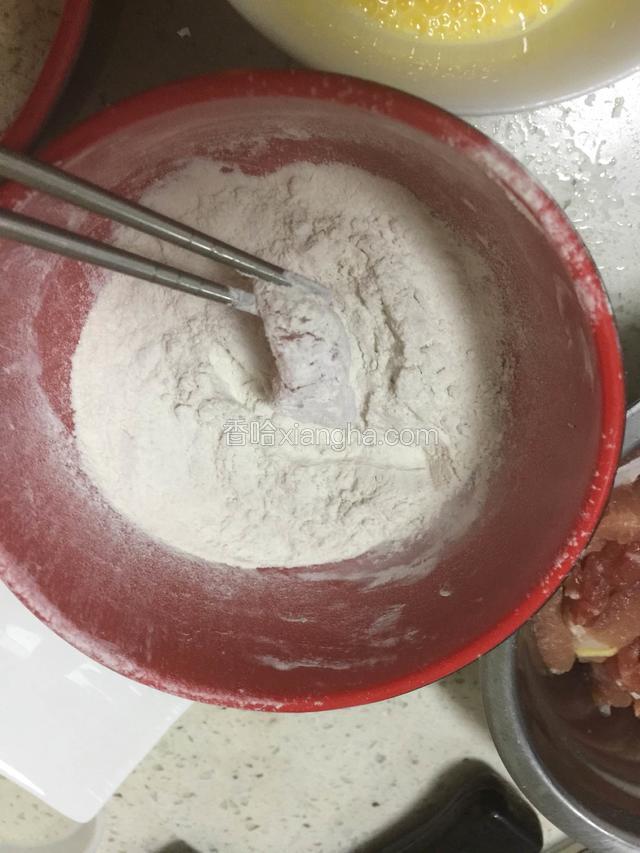 猪肉腌制好了.粘上淀粉包裹均匀