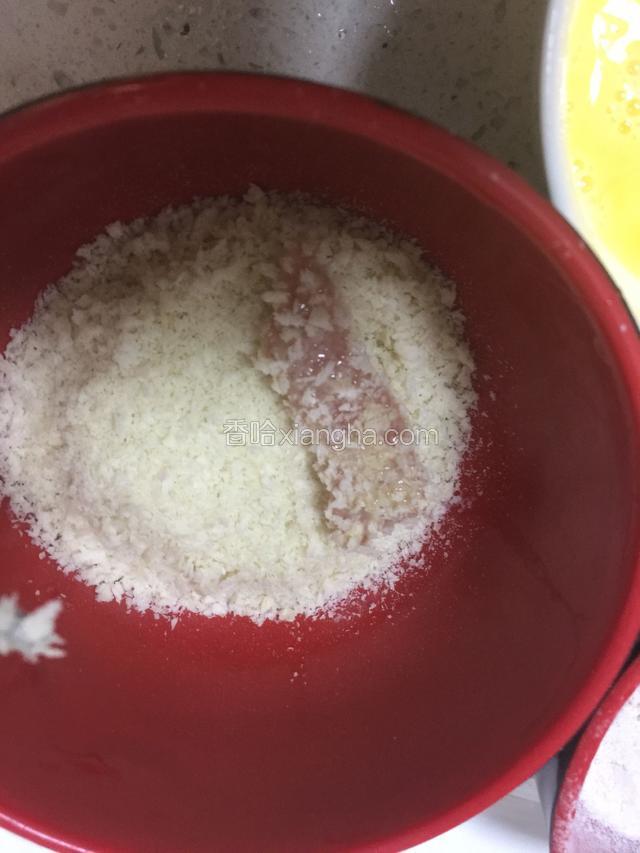 滚一层面包糠.粘均匀放置一边备用
