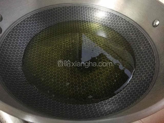 倒入西王胚芽油热锅.6、7成热即可.火候不要太高