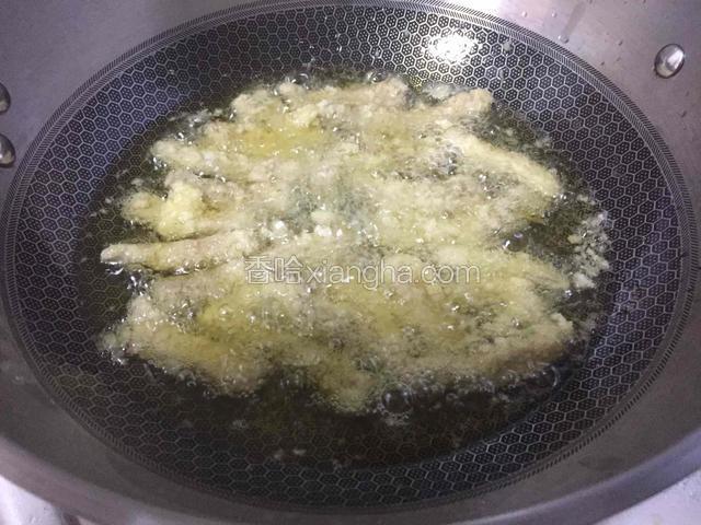 可以先加一个试试出不出滋滋的声音和气泡.可以下锅炸了.要用漏勺或者筷子掰开不要站在一起