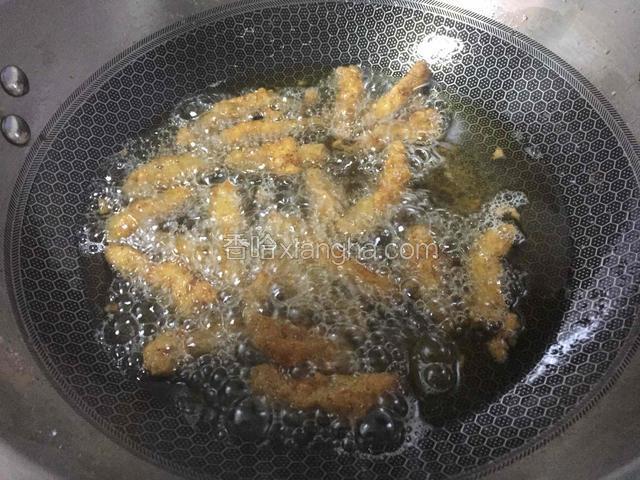 小火慢慢炸制金黄色.要不停翻滚猪肉.