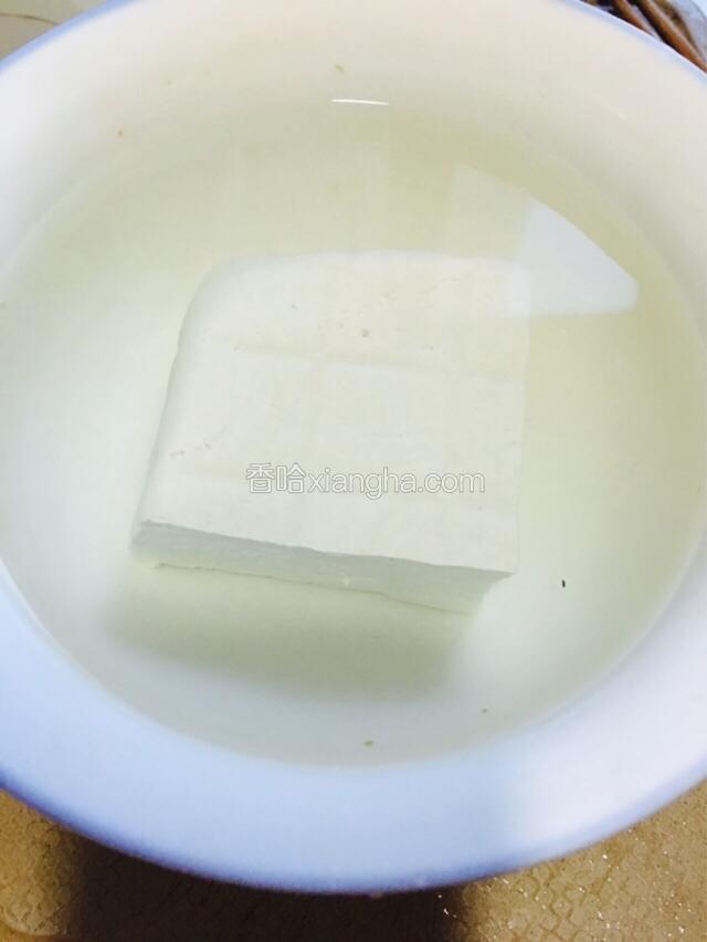 放入盐水中浸泡半小时。
