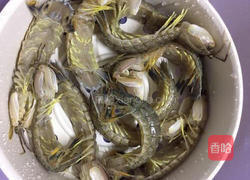 胡椒粉盐水煮虾菇的做法图解1