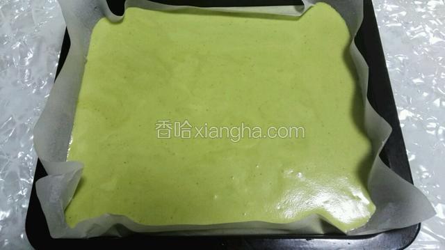 把面粉糊倒入垫了油纸的烤盘里，端起烤盘摔打几次，震出大气泡。（我家烤盘尺寸28cm@26cm）
