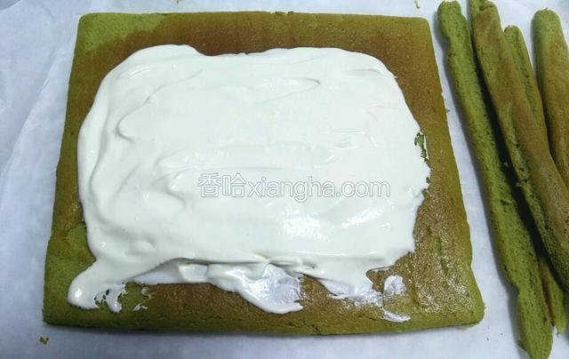抹上奶油（奶油面积要比蛋糕小，防止卷起来漏馅）