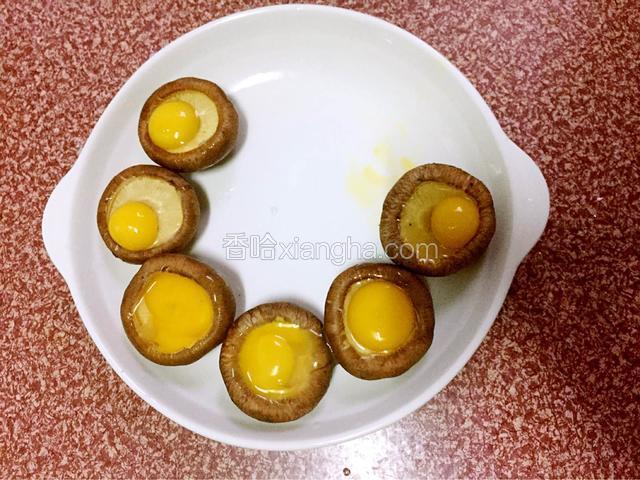 把鹌鹑蛋倒入香菇中