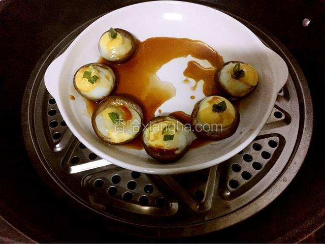 淋上味极鲜酱油，撒上葱花，继续蒸两分钟