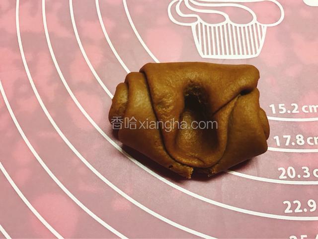 收口朝上，中间用手指按压。