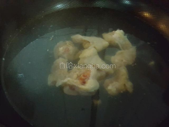 把鸡肉剁小块，放入锅中开锅后5分钟就好！